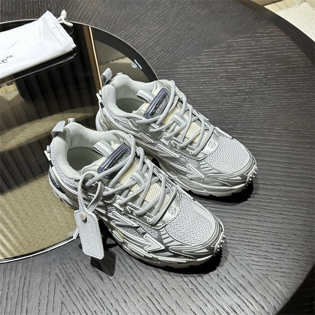 Elegant Off-White Sneaker 3099